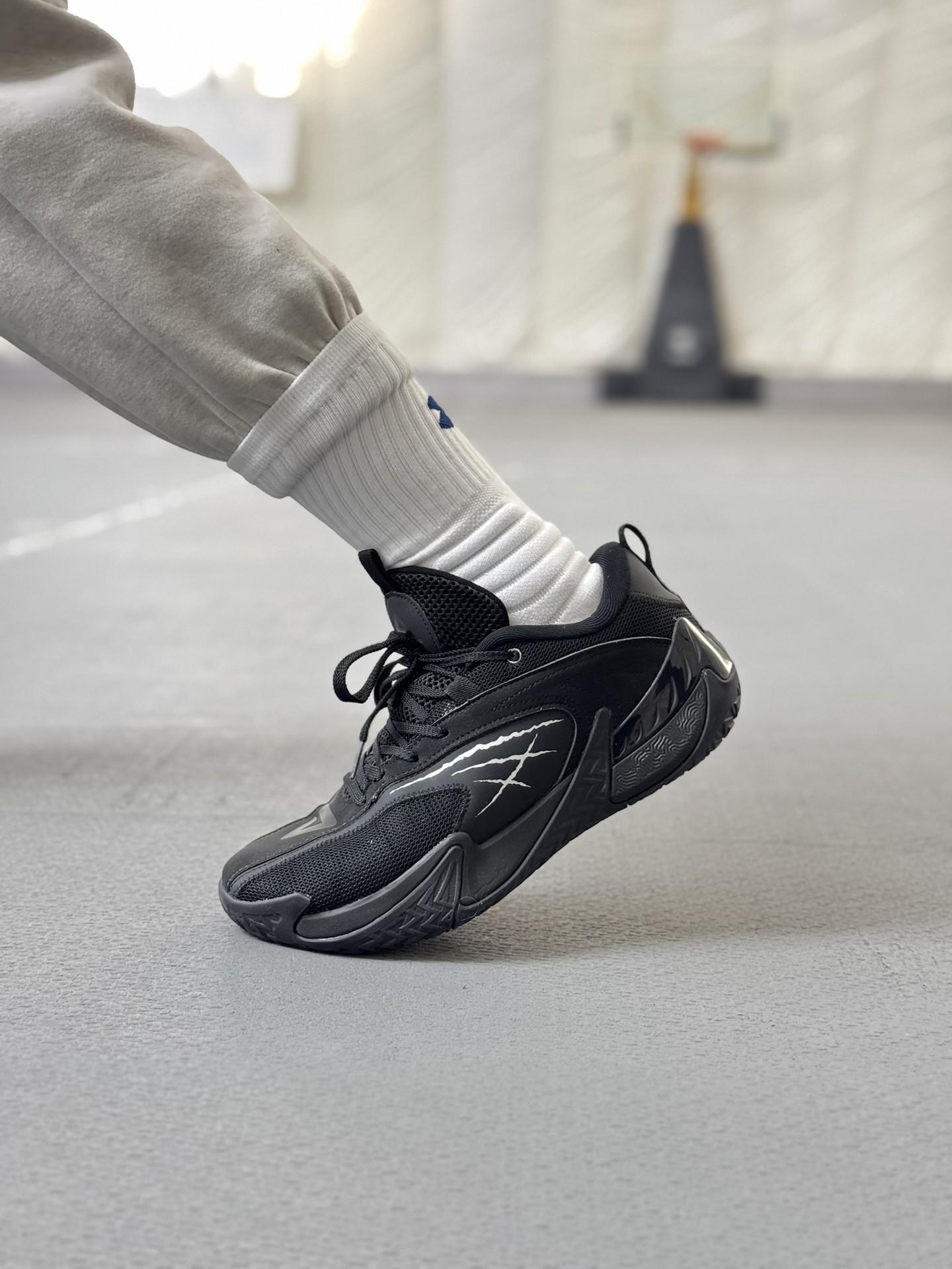 全黑配色自带“黑骑士”气场篮球鞋,冬日球场黑马来袭!